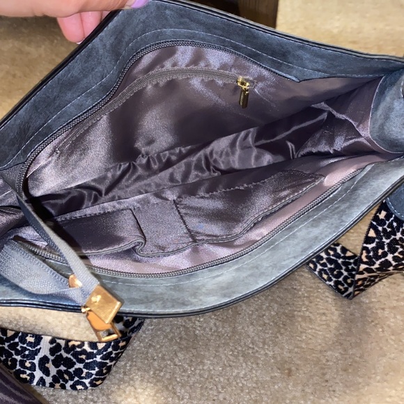 Gray shoulder bag with leopard strap - Picture 4 of 5